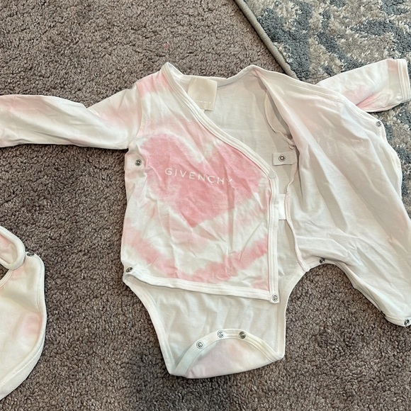 Newborn Givenchy longsleeve Snap with bib and box - Picture 8 of 8